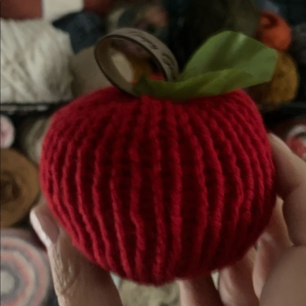 Hand knit apple - Picture 5 of 5